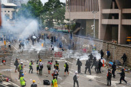 NEWS - Nach Gewalt in Hongkong: Kontroverses Gesetz vertagt