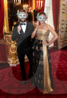 PEOPLE - Prinz Charles und Camilla hinter Masken am Elephant Family Animal Ball