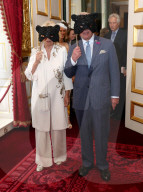 PEOPLE - Prinz Charles und Camilla hinter Masken am Elephant Family Animal Ball