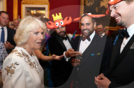 PEOPLE - Prinz Charles und Camilla hinter Masken am Elephant Family Animal Ball