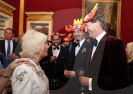 PEOPLE - Prinz Charles und Camilla hinter Masken am Elephant Family Animal Ball