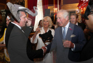 PEOPLE - Prinz Charles und Camilla hinter Masken am Elephant Family Animal Ball