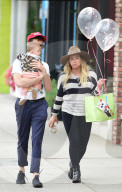 PEOPLE - Hilary Duff spaziert mit Baby und Matthew Koma