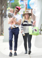 PEOPLE - Hilary Duff spaziert mit Baby und Matthew Koma