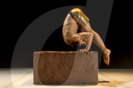 FEATURE - Körperbeherrschung: Artisten des katalanischen Zirkus Animal Religion zeigen ihre Kunst im Liverpooler Capstone Theatre
