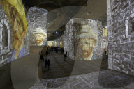 FEATURE - Projektionen von Kunstwerken Vincent van Goghs im Kulturzentrum eines ehemaligen Steinbruchs  in Les Bau-de-Provence