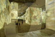 FEATURE - Projektionen von Kunstwerken Vincent van Goghs im Kulturzentrum eines ehemaligen Steinbruchs  in Les Bau-de-Provence
