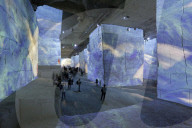 FEATURE - Projektionen von Kunstwerken Vincent van Goghs im Kulturzentrum eines ehemaligen Steinbruchs  in Les Bau-de-Provence