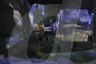 FEATURE - Projektionen von Kunstwerken Vincent van Goghs im Kulturzentrum eines ehemaligen Steinbruchs  in Les Bau-de-Provence