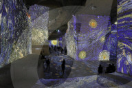 FEATURE - Projektionen von Kunstwerken Vincent van Goghs im Kulturzentrum eines ehemaligen Steinbruchs  in Les Bau-de-Provence