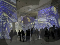 FEATURE - Projektionen von Kunstwerken Vincent van Goghs im Kulturzentrum eines ehemaligen Steinbruchs  in Les Bau-de-Provence