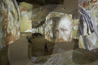 FEATURE - Projektionen von Kunstwerken Vincent van Goghs im Kulturzentrum eines ehemaligen Steinbruchs  in Les Bau-de-Provence