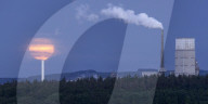 FEATURE - Erdbeermond über Dunbar in Schottland