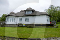 FEATURE - Das ist schief gegangen: Cottage versinkt im weichen Untergrund am Flussufer