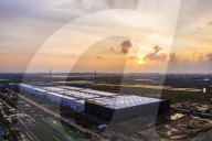 NEWS - Neue Fabrik von Tesla in Shanghai