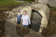 FEATURE -  Überraschung: Familie entdeckt bei Erdarbeiten im Garten einen Luftschutzkeller aus dem 2. Weltkrieg