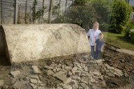 FEATURE -  Überraschung: Familie entdeckt bei Erdarbeiten im Garten einen Luftschutzkeller aus dem 2. Weltkrieg