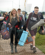 FEATURE - Openair-Besucher treffen zum Glastonbury-Festival  ein