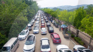 NEWS - China: Ausflüger stauen den Verkehr Richtung Gelber Fluss-Staudamm in Provinz Henan