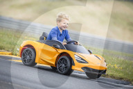 FEATURE - Baby McLaren Sportwagen für Kinder macht echte Motorgeräusche