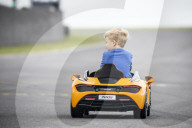 FEATURE - Baby McLaren Sportwagen für Kinder macht echte Motorgeräusche