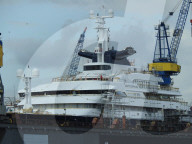 PEOPLE - Luxusyacht von Paul Allen wird in Hamburg überholt
