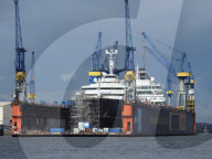 PEOPLE - Luxusyacht von Paul Allen wird in Hamburg überholt