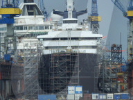 PEOPLE - Luxusyacht von Paul Allen wird in Hamburg überholt