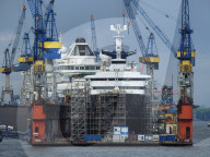 PEOPLE - Luxusyacht von Paul Allen wird in Hamburg überholt