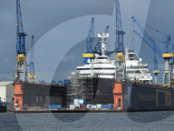 PEOPLE - Luxusyacht von Paul Allen wird in Hamburg überholt