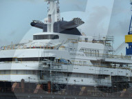 PEOPLE - Luxusyacht von Paul Allen wird in Hamburg überholt