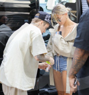 PEOPLE - Justin Bieber verliert fast die Eheringe und kämpft mit Akne