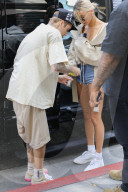 PEOPLE - Justin Bieber verliert fast die Eheringe und kämpft mit Akne