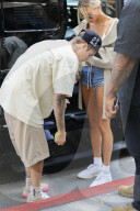 PEOPLE - Justin Bieber verliert fast die Eheringe und kämpft mit Akne