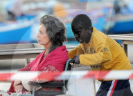 PEOPLE - Sophia Loren im Rollstuhl auf dem Filmset in Bari