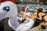 FEATURE - Hauptsache bunt: Beim Breda Drijft Festival im niederländischen Breda darf alles auf's Wasser was schwimmt