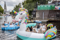FEATURE - Hauptsache bunt: Beim Breda Drijft Festival im niederländischen Breda darf alles auf's Wasser was schwimmt