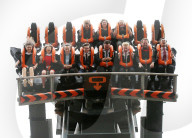 FEATURE - Die etwas andere Abschlussfeier: Studenten der Staffordshire Uni in der Oblivion Achterbahn des Alton Towers Freizeitparks