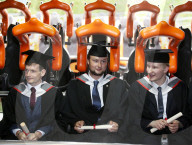 FEATURE - Die etwas andere Abschlussfeier: Studenten der Staffordshire Uni in der Oblivion Achterbahn des Alton Towers Freizeitparks
