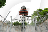 FEATURE - Die etwas andere Abschlussfeier: Studenten der Staffordshire Uni in der Oblivion Achterbahn des Alton Towers Freizeitparks