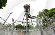 FEATURE - Die etwas andere Abschlussfeier: Studenten der Staffordshire Uni in der Oblivion Achterbahn des Alton Towers Freizeitparks