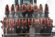 FEATURE - Die etwas andere Abschlussfeier: Studenten der Staffordshire Uni in der Oblivion Achterbahn des Alton Towers Freizeitparks