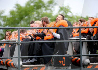 FEATURE - Die etwas andere Abschlussfeier: Studenten der Staffordshire Uni in der Oblivion Achterbahn des Alton Towers Freizeitparks