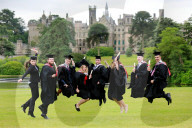 FEATURE - Die etwas andere Abschlussfeier: Studenten der Staffordshire Uni in der Oblivion Achterbahn des Alton Towers Freizeitparks