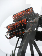 FEATURE - Die etwas andere Abschlussfeier: Studenten der Staffordshire Uni in der Oblivion Achterbahn des Alton Towers Freizeitparks