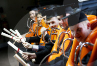 FEATURE - Die etwas andere Abschlussfeier: Studenten der Staffordshire Uni in der Oblivion Achterbahn des Alton Towers Freizeitparks