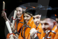 FEATURE - Die etwas andere Abschlussfeier: Studenten der Staffordshire Uni in der Oblivion Achterbahn des Alton Towers Freizeitparks