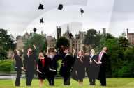 FEATURE - Die etwas andere Abschlussfeier: Studenten der Staffordshire Uni in der Oblivion Achterbahn des Alton Towers Freizeitparks