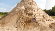FEATURE - 17 Meter hoch: Die weltgrösste Sandburg in Binz auf Rügen