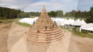 FEATURE - 17 Meter hoch: Die weltgrösste Sandburg in Binz auf Rügen